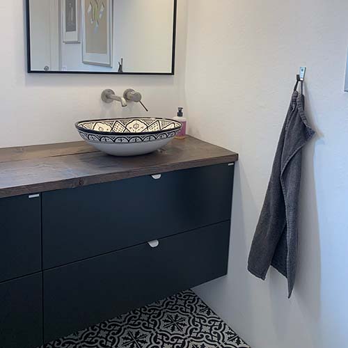 Renovering av badrum med marockansk inspiration i modern stil.