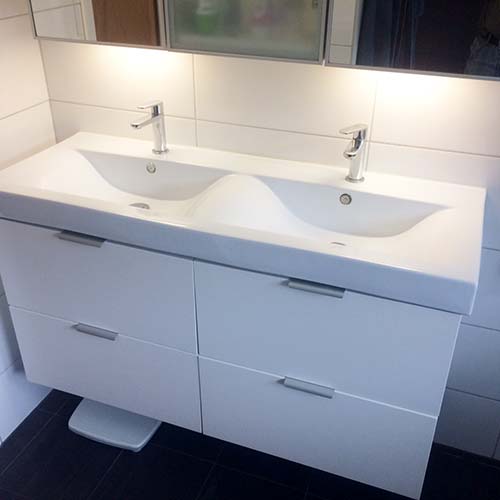 Renovering av badrum med rena linjer i modern stil.